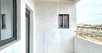 UN APPARTEMENT DE 5 PIECES DANS UN BEL IMMEUBLE EN VENTE